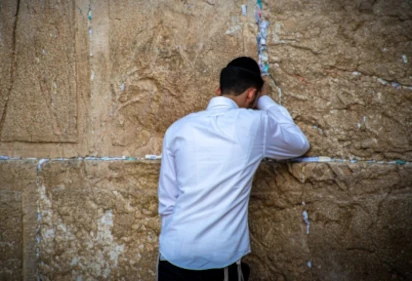 jewish boy praying at western wall